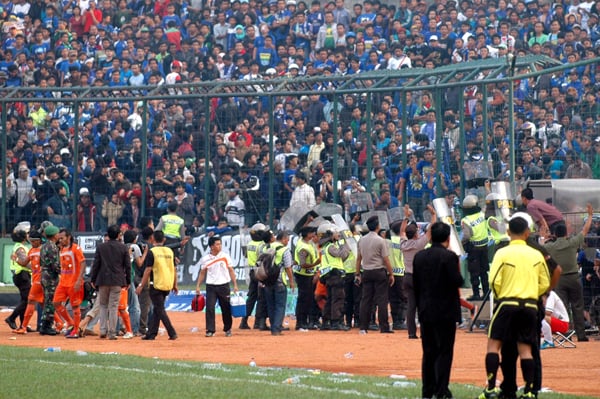  FOTO: Bobotoh Lempari Para Pemain Persisam