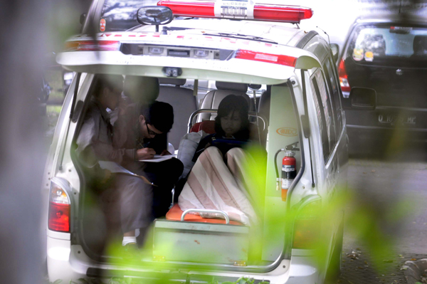  FOTO: Peserta Sakit Mengikuti SNMPTN di Ambulan
