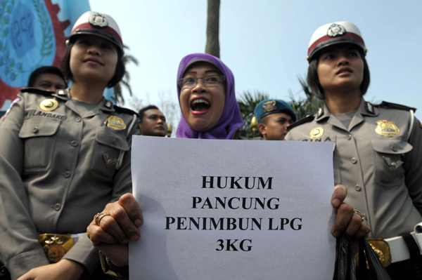  FOTO: Elpiji 3 Kg Mahal, Buruh Demo Gedung Sate