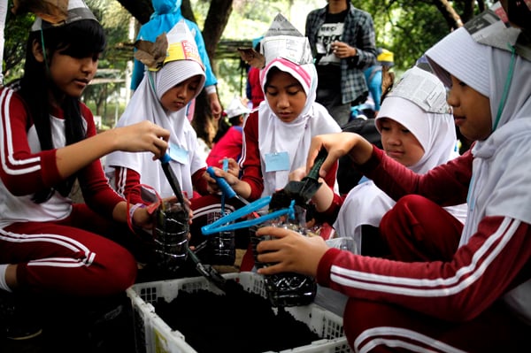  FOTO: Siswa SD Ikuti Kegiatan Bercocok Tanam di Taman Ganesha