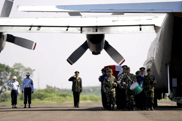  FOTO: Jenazah Korban Fokker-27, Letda Penerbang Achmad Sahroni, Tiba di Bandung