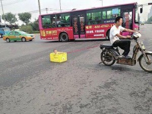  Astaga! Balita Dalam Keranjang Ini Diseret Sepeda Motor