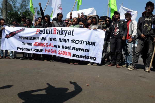  FOTO: Keluhkan Pelayanan RSHS, Warga Demo di Gedung Sate