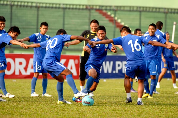  FOTO: Jelang Laga Kontra Deltras, Robby Benahi Lini Belakang Persib