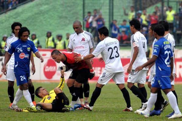  FOTO: Kiper Deltras Ricuh dengan Wasit Picu Kemarahan Bobotoh