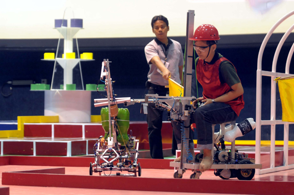  FOTO: 94 Tim Beradu di Kontes Robot Nasional 2012 di Sabuga ITB