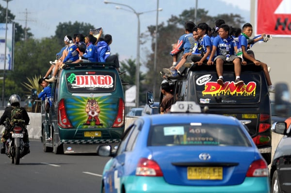  FOTO: Nonton Persib, Bobotoh Naiki Atap Mobil