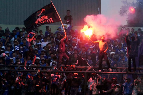  FOTO: Kembang Api Bobotoh Kenai Fotografer