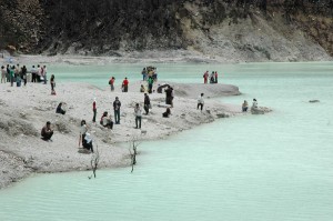  LIBURAN SEKOLAH: Pengunjung Kawah Putih Melonjak Tajam