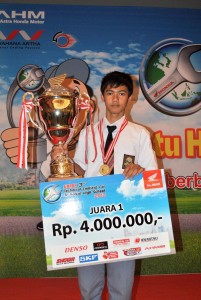  KONTES MEKANIK: Siswa SMK Kuningan Rebut Juara di Honda