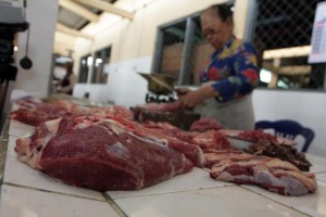  Diskoperindag Cimahi Periksa Kualitas Daging di Pasar Antri