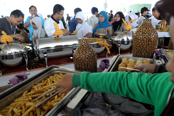  FOTO: Ratusan Anak Yatim Nikmati Sajian Buffet Sepanjang 76 Meter