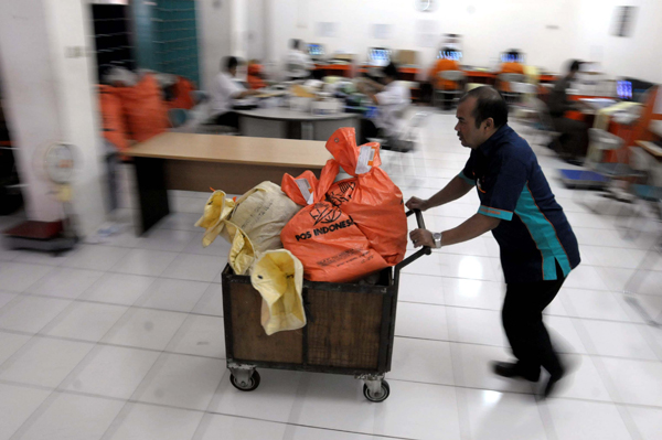  FOTO: Jelang Ramadan, Kantor Pos Mulai Berbenah