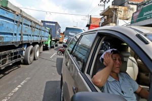  Mobil Pengangkut Travo Listrik Macetkan Jalan Bandung-Tasik