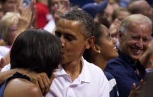  Barack Obama & Isteri Umbar Kemesraan Saat Nonton Basket