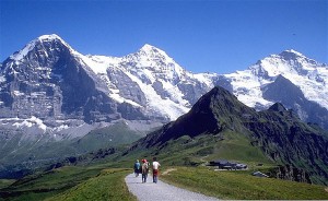  Menyeramkan! Hotel Ini Berlokasi di Atas Bukit Curam Alpen