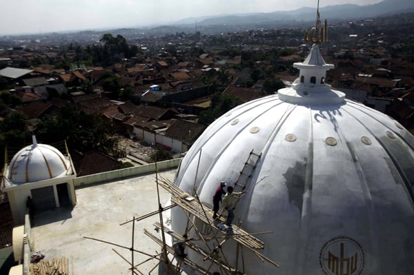  FOTO: Masjid Alun-alun Ujungberung Dipercantik Sambut Ramadan