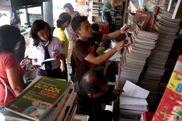  FOTO: Pedagang Buku Palasari Keluhkan Turunnya Minat Pembeli