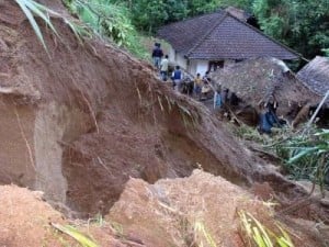  LONGSOR TASIK: Diduga Dipicu Bendungan Sungai