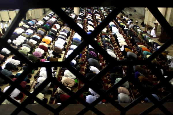  FOTO: Ratusan Umat Muslim Laksanakan Tarawih Pertama di Masjid Raya Provinsi Jabar