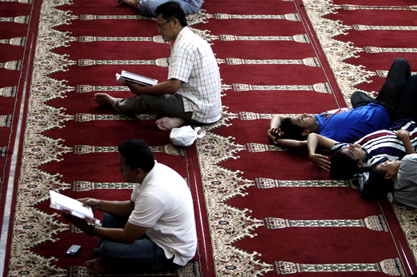  FOTO: Tadarus Saat Ramadan di Masjid Raya Provinsi Jabar