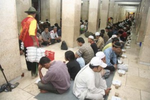  RAMADAN 2012: Pusdai Jabar Sebar 1.000 Ta'jil Sehari