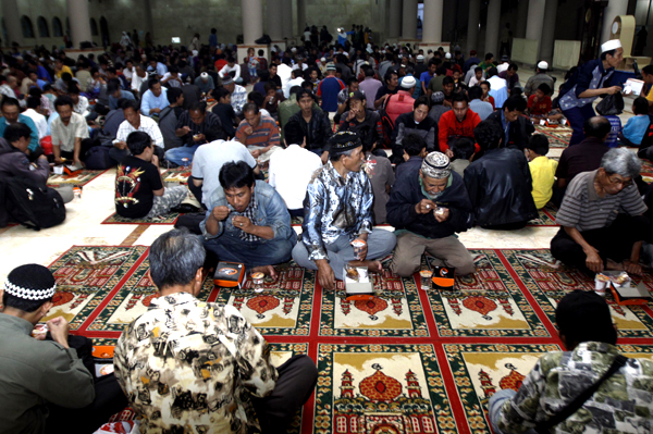  FOTO: Masjid Raya Provinsi Jabar Sebar 1.000 Ta’jil Sehari