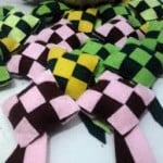  Boneka Motif Peci dan Ketupat Tengah Digandrungi