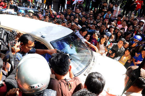  FOTO: Ratusan Fans Sambut Bebas Ariel