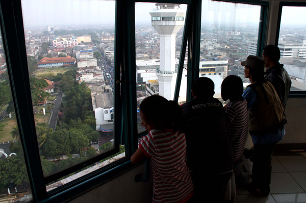  FOTO: Ngabuburit di Puncak Menara Masjid Raya Bandung