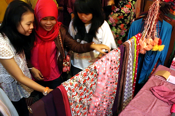  FOTO: Bazaar Busana Muslimah di Acara Amal Bandung Hijabers Community