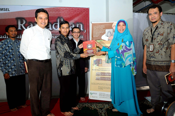  FOTO: Telkomsel dan Rumah Wakaf Indonesia Bagikan 500 AlQuran