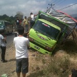  JALUR MUDIK JABAR 2012: Truk Muatan Kayu Terguling di Garut