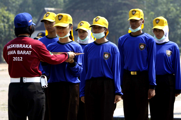  FOTO: Paskibraka Jawa Barat 2012 Asah Kekompakan di Lapangan Gasibu