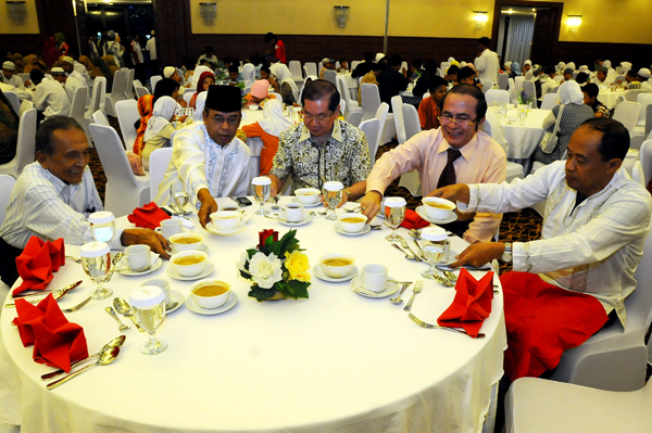  FOTO: Hotel Horison Gelar Buka Puasa dengan Ratusan Anak Yatim