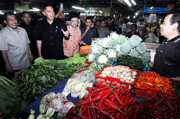  FOTO: Mendag Gita Wirjawan Sidak Kepokmas di Pasar Kosambi