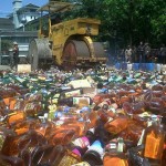  Polisi Musnahkan Ribuan Botol Miras di Cikapundung Bandung