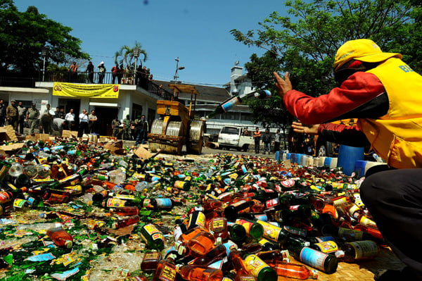  FOTO: Polisi Musnahkan Ribuan Botol Miras di Cikapundung Bandung