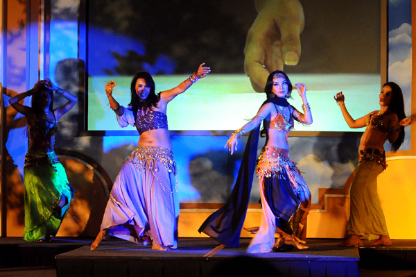  FOTO: 'Belly Dance' Hibur Pengunjung The Trans Luxury Hotel Bandung