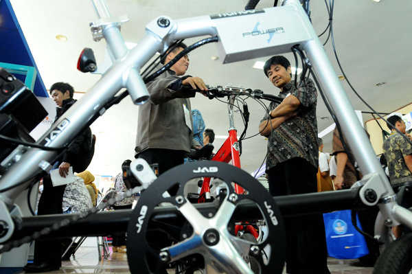  FOTO: Sepeda Listrik Curi Perhatian Pengunjung RITech Expo 2012