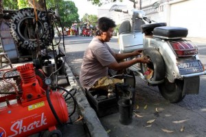  MUDIK IDULFITRI 2012: Jasa Tambal Ban Marak di Pantura Jabar