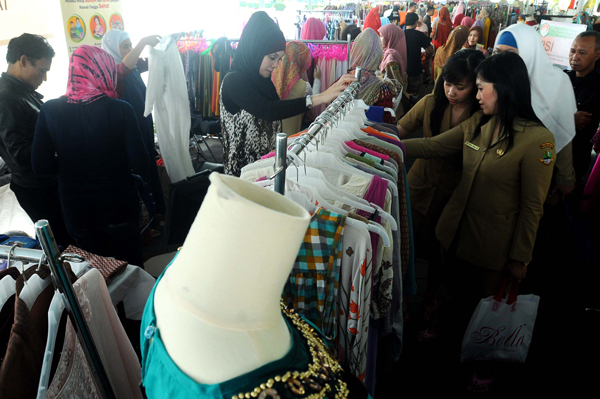  FOTO: Berburu Kebutuhan Lebaran di Bazaar Murah Ramadhan di Gedung Sate