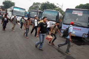  ANGKUTAN LEBARAN 2012: Terminal Harjamukti Tempeli Bus dengan Stiker Laik Pakai