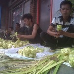  Bungkus Ketupat Mulai Banjiri Pasar di Bandung