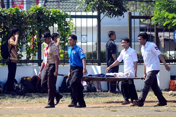  FOTO: Kepanasan, Peserta Pingsan Saat Upacara HUT Kemerdekaan di Gasibu