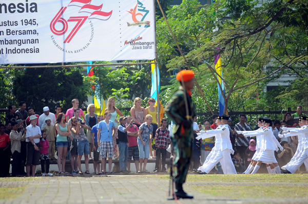  FOTO: Animo Masyarakat Ikuti Upacara HUT Kemerdekaan di Gasibu