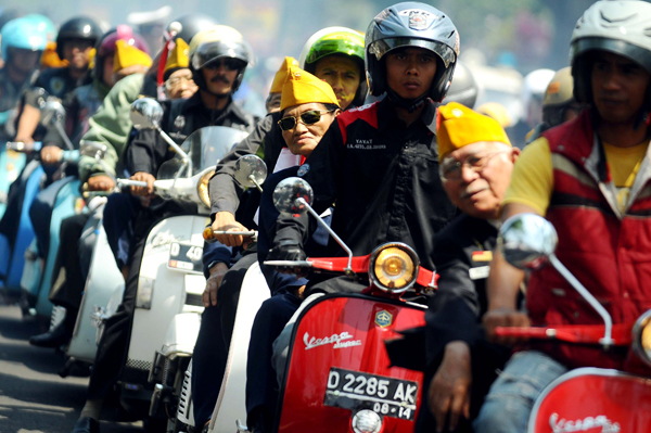  FOTO: Ratusan Anggota Pehobi Vespa Membonceng Veteran