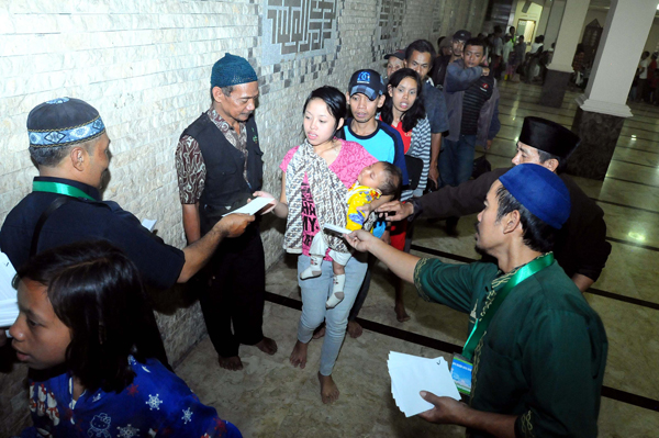  FOTO: Ribuan Mustahiq Antre Pembagian Zakat Fitrah di Masjid Agung Bandung