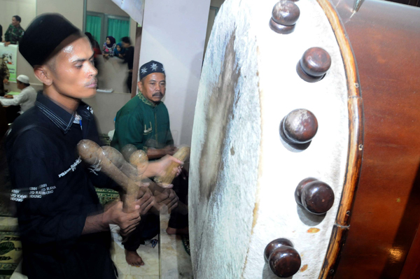  FOTO: Tradisi Memukul Bedug di Malam Takbir