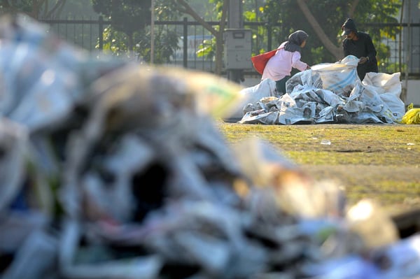  FOTO: Sampah Salat Ied Gasibu Mendatangkan Berkah